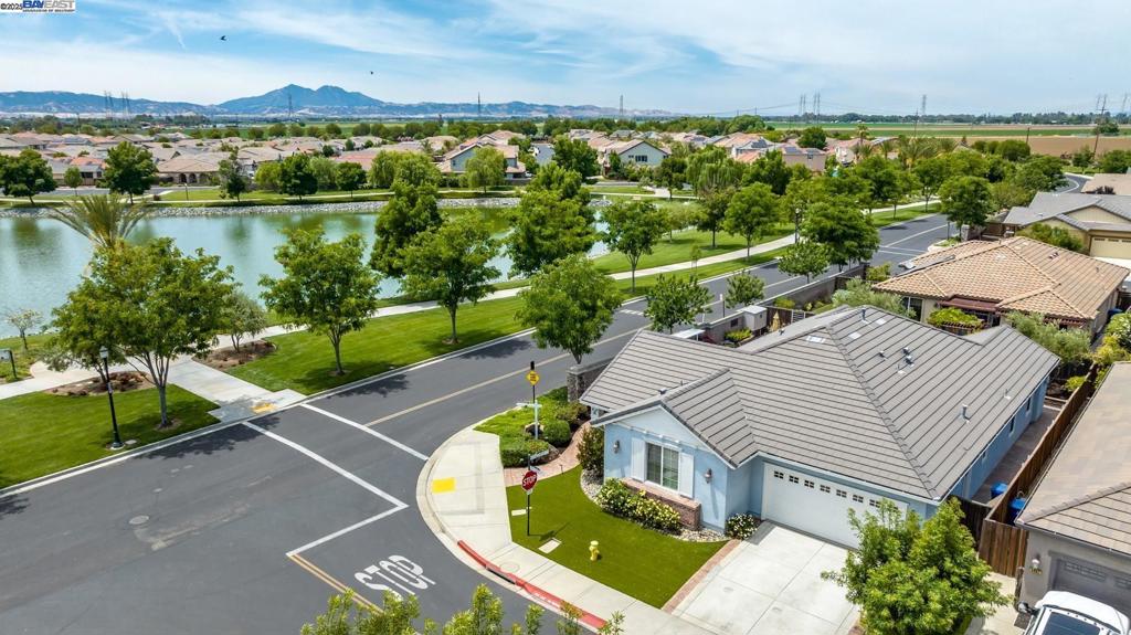 THE LAKES - Residential