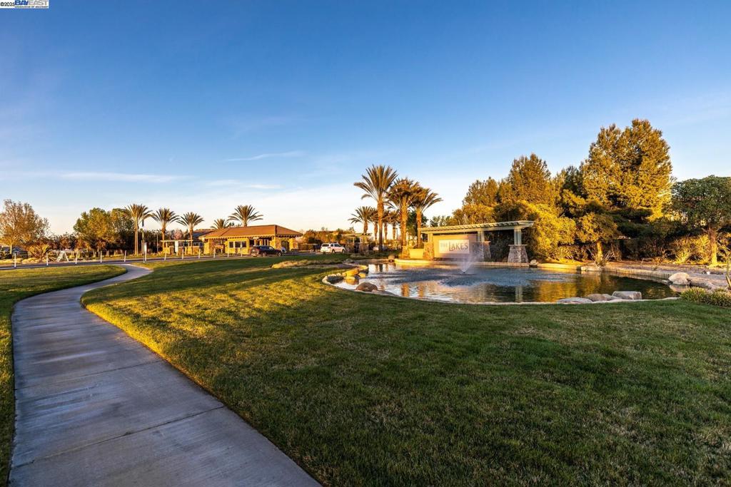 THE LAKES - Residential