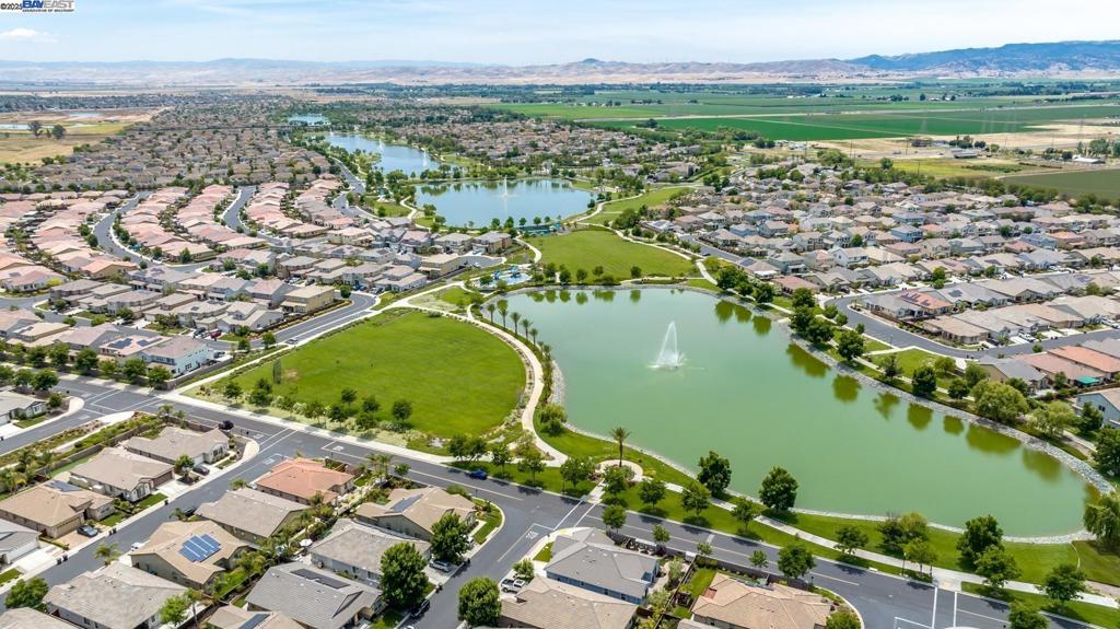 THE LAKES - Residential