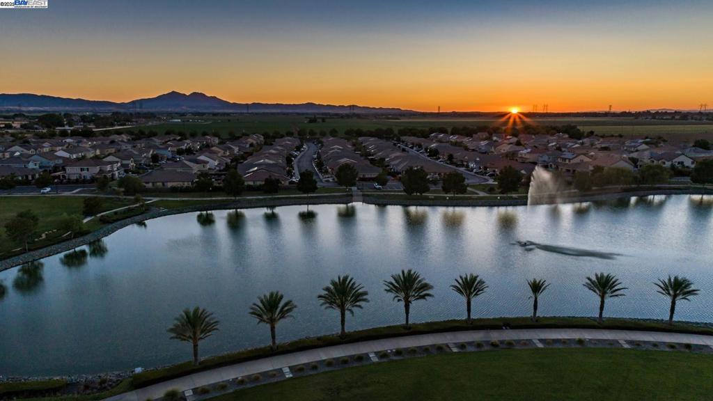 THE LAKES - Residential