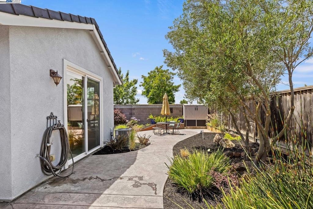 THE LAKES - Residential