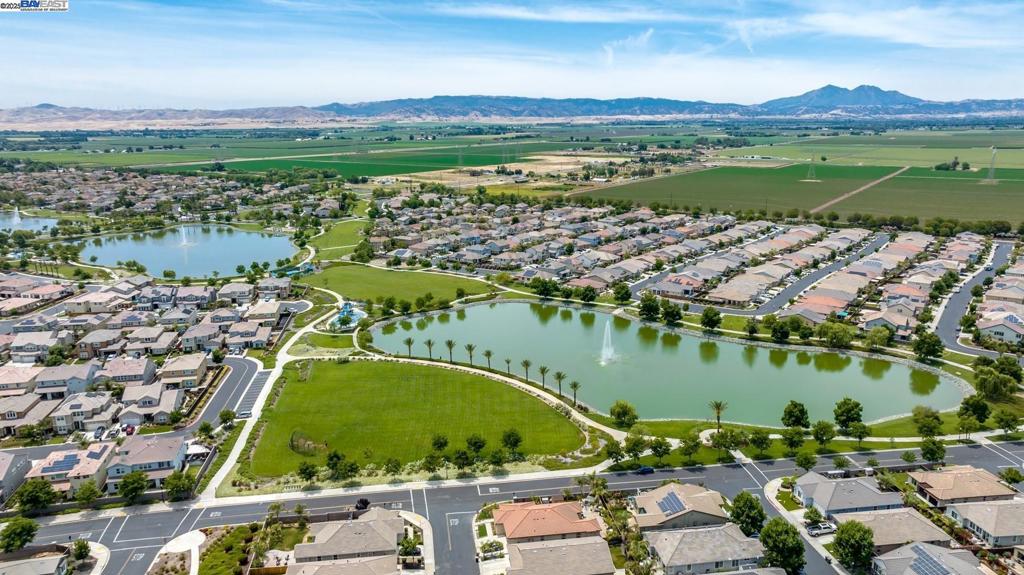 THE LAKES - Residential