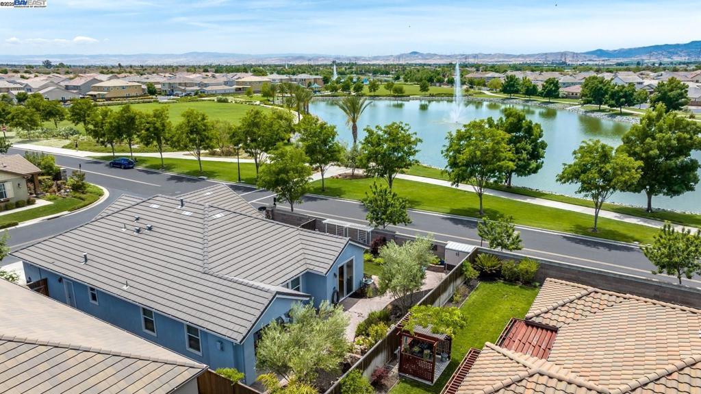 THE LAKES - Residential