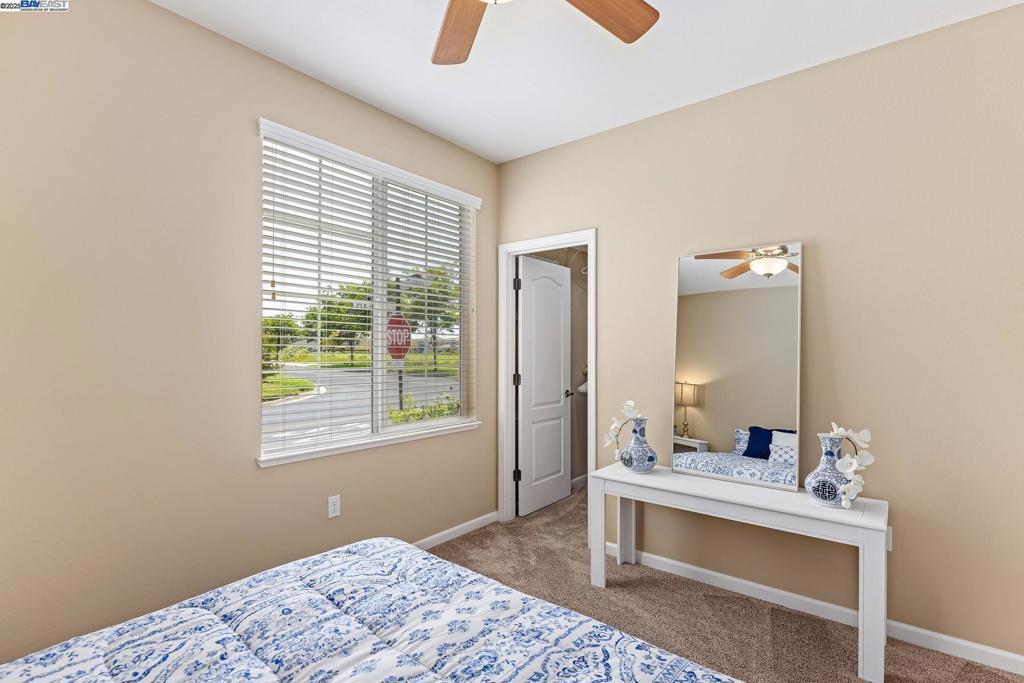 THE LAKES - Residential
