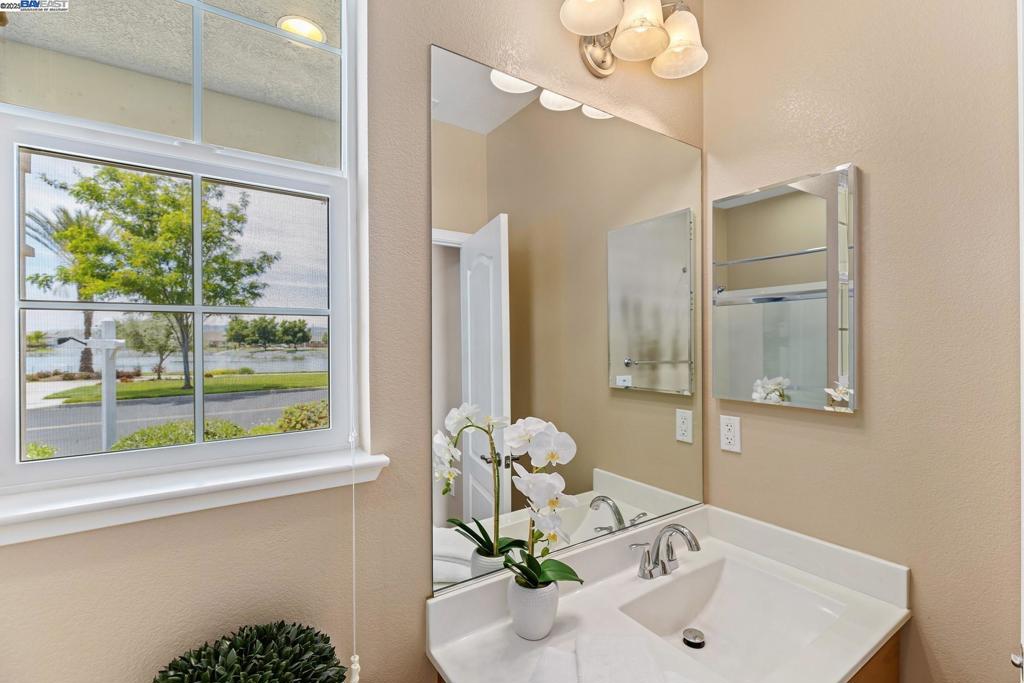 THE LAKES - Residential