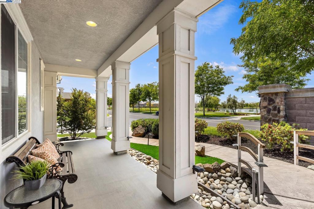 THE LAKES - Residential