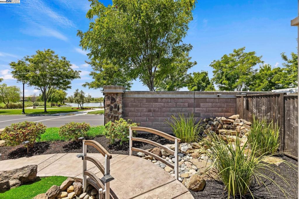 THE LAKES - Residential