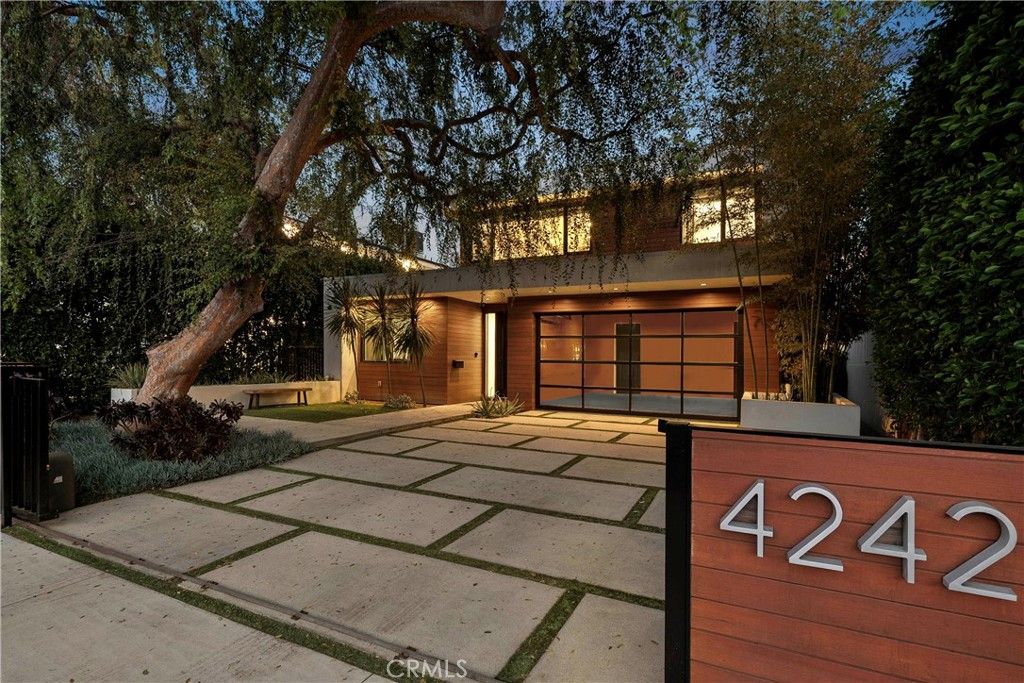 Photo of 4242 Vantage Avenue, Studio City, CA 91604 (MLS # SR26024873)