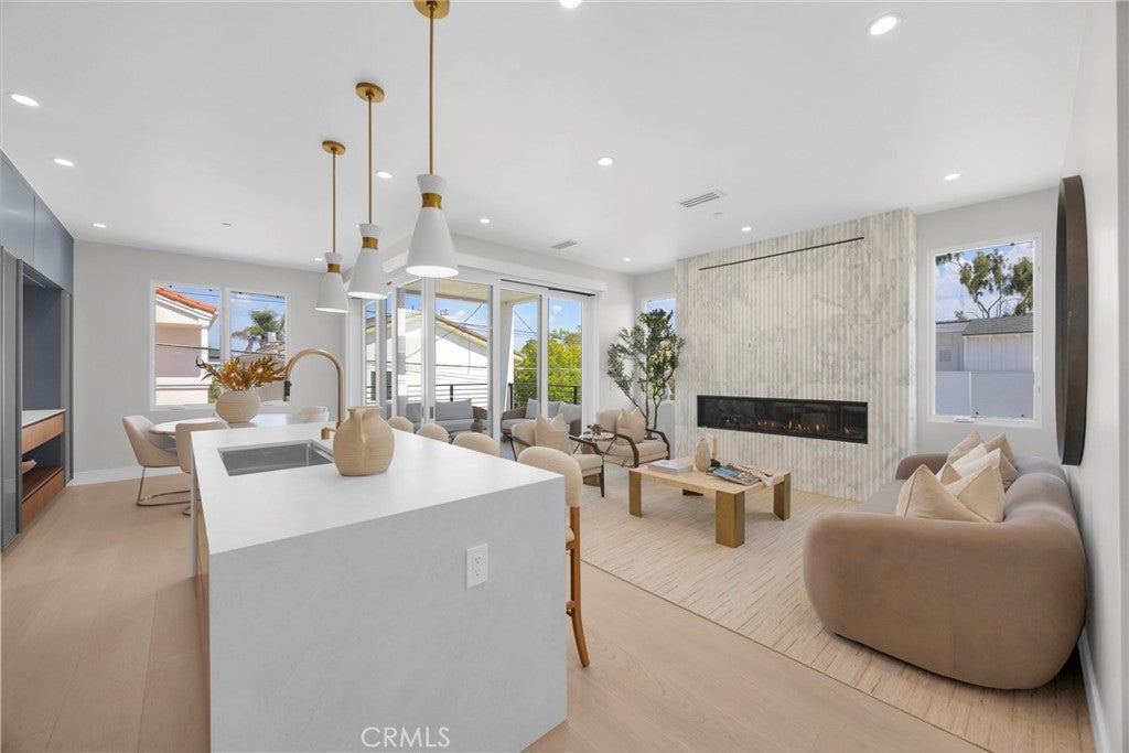 321 Larkspur Avenue 1/2 321 Larkspur Avenue 1/2