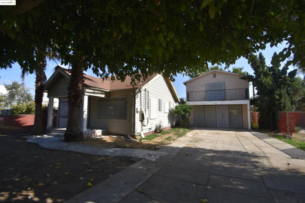 Fantastic Opportunity! Close to HWY 5 for the commuter. Close to downtown Stockton.  Don't be shy....Make Your Offers! Make this Home Great Again!
