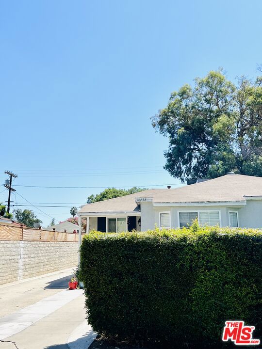 Don't miss this super unique studio with separate private bonus room available now in Sherman Oaks. Just remodeled, this open concept floor plan has it all - new custom paint, hardwood style floors, recessed lighting, new closet, new window and blind. Kitchen has gorgeous grey cabinetry, quartz countertops, new stove, sink fixture and stainless steel refrigerator. New A/C and heating with remote. Spacious bath with new everything. Amazing bonus room has Compact washer/dryer and can be storage, office or creative space, perfect for those who work from home! Small outdoor space between your front door and bonus room. This is a quiet neighborhood near Chandler Estates, public Transit (Orange line busway), Hospital, major shopping, Post Office, City Hall, restaurants, Valley College and the new Noho West development. One assigned parking space. One friendly pet ok! Available now.