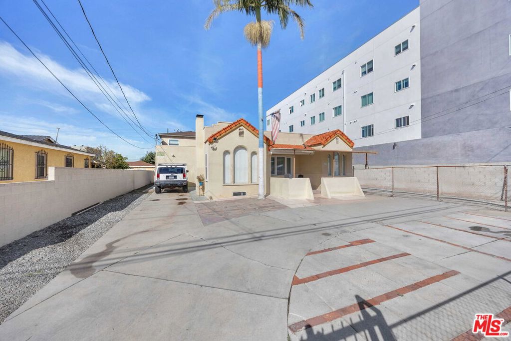 10613 S Inglewood Avenue