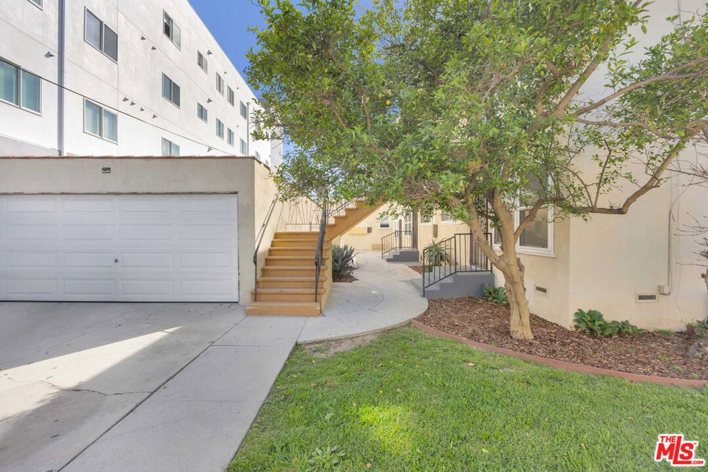 10613 S Inglewood Avenue