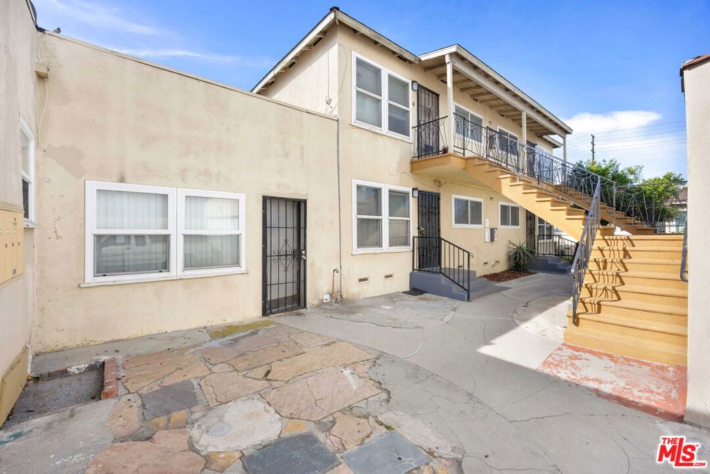 10613 S Inglewood Avenue