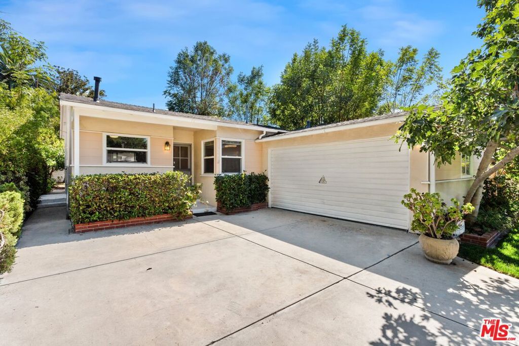 Photo of 22616 Berdon Street, Woodland Hills, CA 91367 (MLS # 25591109)