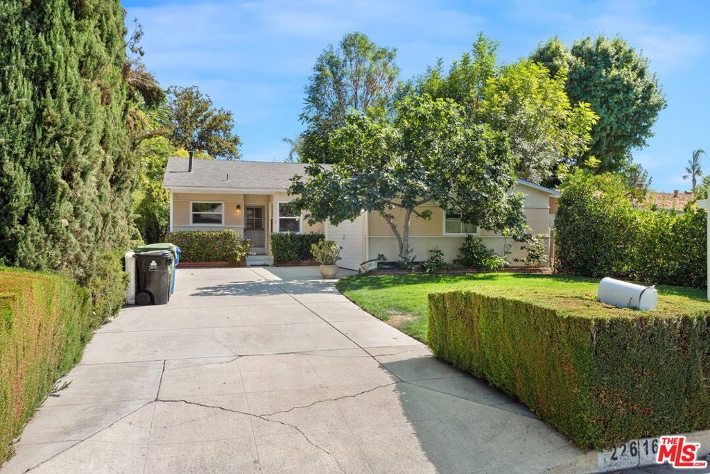Photo of 22616 Berdon Street, Woodland Hills, CA 91367 (MLS # 25591109)