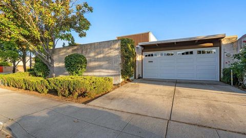 Photo of 536 Cascade Drive, Sunnyvale, CA 94087 (MLS # ML82045352)