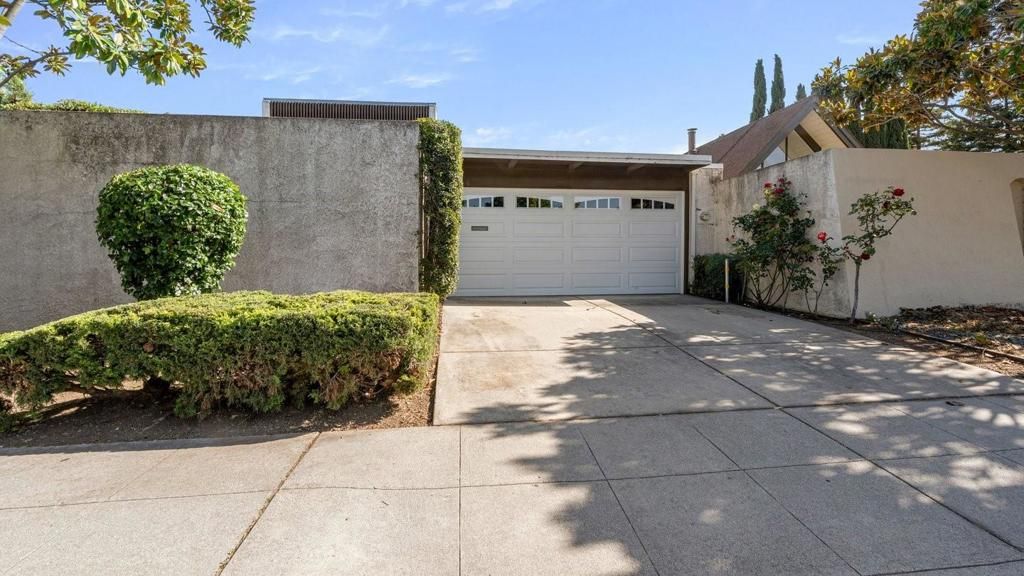 Photo of 536 Cascade Drive, Sunnyvale, CA 94087 (MLS # ML82045352)