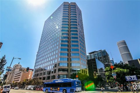 Photo of 801 S Grand Avenue #1603, Los Angeles, CA 90017 (MLS # SR25236574)