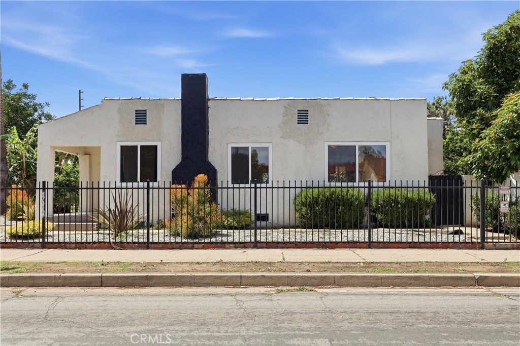 Photo of 3101 W 60th St, Los Angeles, CA 90043 (MLS # OC26081092)