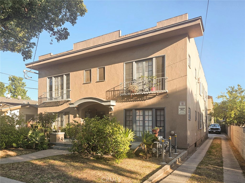 Located in a nice neighborhood of Glendale. The unit is on first level, High ceiling, remodeled Kitchen new cabinets, quartz countertop, eating area, washer and dryer in the unit 2 parking spaces.
Public information shows 1 Bedroom and 1 Bathroom. Actually unit shows 2 Bedroom, 1 Bathroom.