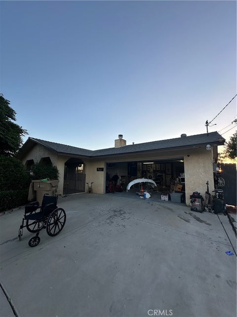 Photo of 7520 Oakwood Avenue, Hesperia, CA 92345 (MLS # MB26103993)