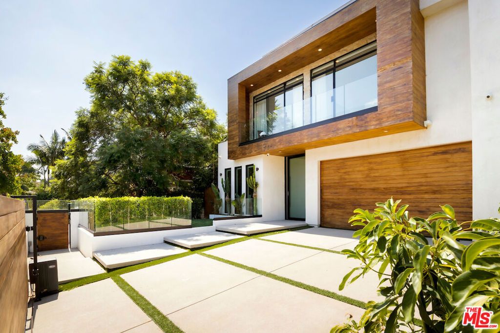 Photo of 839 N Genesee Avenue, Los Angeles, CA 90046 (MLS # 25601049)