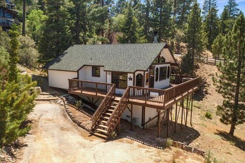 Photo of 819 Cameron Drive, Big Bear, CA 92315 (MLS # 219131522DA)