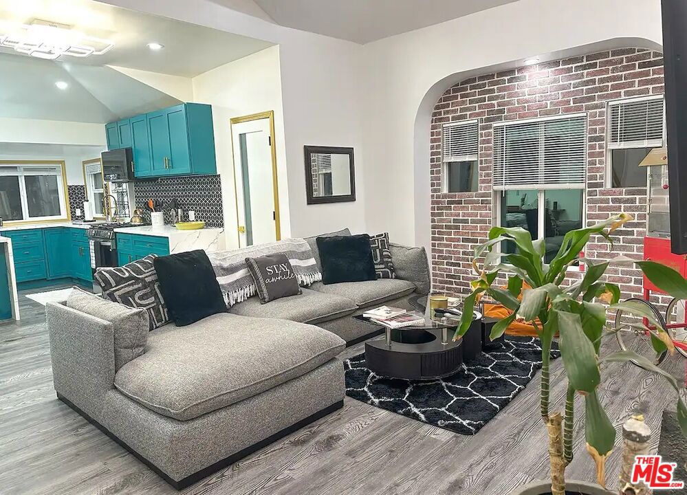346 Laveta Terrace