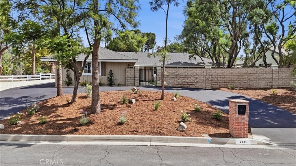 7831 LIVE OAK Drive