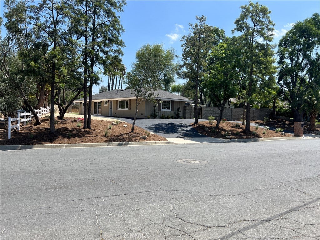 7831 LIVE OAK Drive