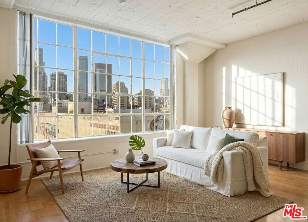 Photo of 420 S San Pedro Street #509, Los Angeles, CA 90013 (MLS # 26642389)