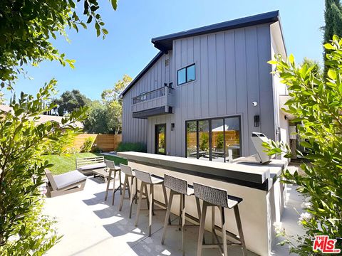 Photo of 13541 Chandler Boulevard, Sherman Oaks, CA 91401 (MLS # 25585403)