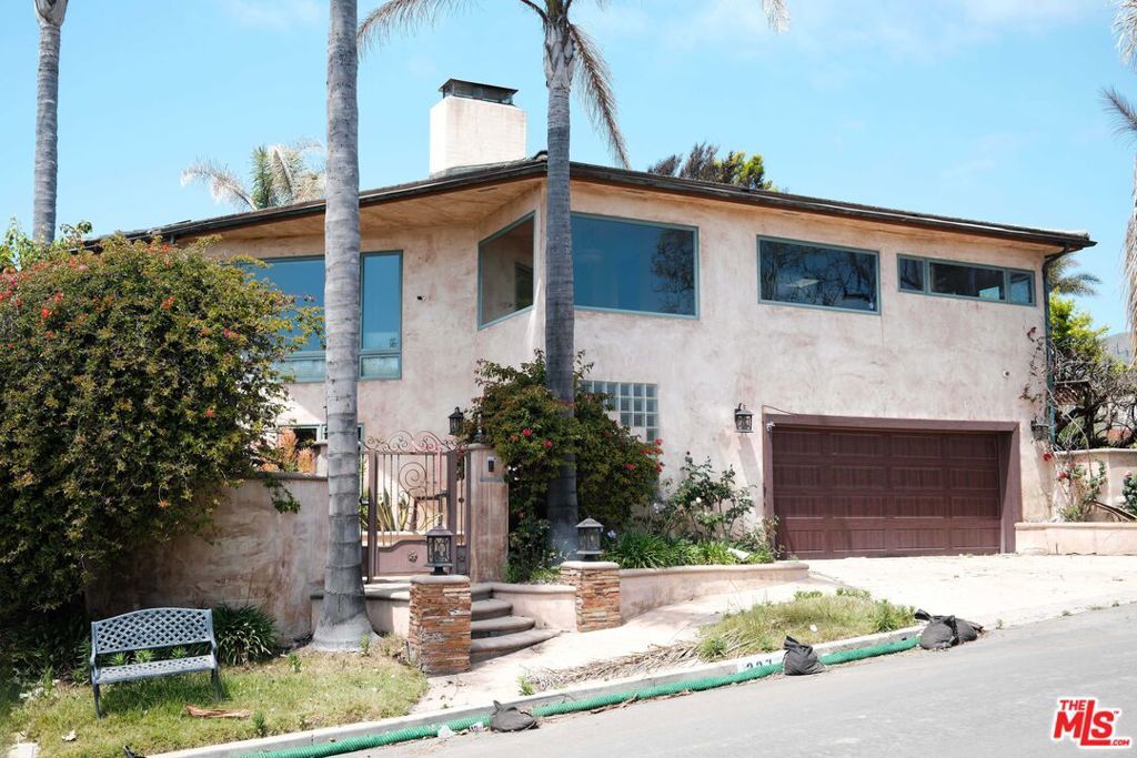 Photo of 227 Quadro Vecchio Drive, Pacific Palisades, CA 90272 (MLS # 25536725)