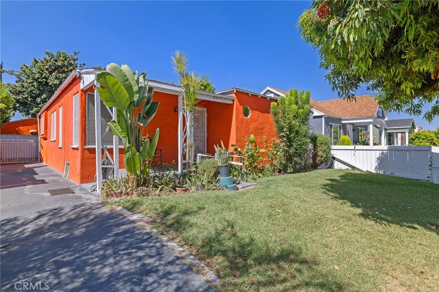 This Home features 2 spacious bedrooms, 1 full bath, and an additional bonus room/den, perfect for a home office or a potential third bedroom. The bathroom offers both a separate shower and soaking tub for added comfort.



The kitchen provides plenty of cabinetry and counter space, making it ideal for everyday living and entertaining. A two-car garage adds convenience and extra storage.



Located near Downtown Los Angeles, SoFi Stadium, USC, and LAX, this home offers easy access to major destinations while being close to shopping centers, schools, and dining options. Truly a central and connected place to live. This home has so much more to offer — come see it in person!

It’s your chance to own a piece of Los Angeles and make it your own.



Esta casa cuenta con 2 amplios dormitorios, 1 baño completo y un estudio adicional, perfecto para una oficina en casa o como posible tercer dormitorio. El baño cuenta con ducha y bañera independientes para mayor comodidad.



La cocina ofrece amplio espacio en gabinetes y encimeras, lo que la hace ideal para el día a día y el entretenimiento. Un garaje para dos autos agrega comodidad y espacio de almacenamiento adicional.



Ubicada cerca del centro de Los Ángeles, el estadio SoFi, la USC y el aeropuerto LAX, esta casa ofrece fácil acceso a los principales destinos, además de estar cerca de centros comerciales, escuelas y restaurantes. Un lugar verdaderamente céntrico y bien conectado para vivir. ¡Esta casa tiene mucho más que ofrecer! ¡Ven a verla en persona! Es su oportunidad de ser dueño de un trocito de Los Ángeles y hacerlo suyo.