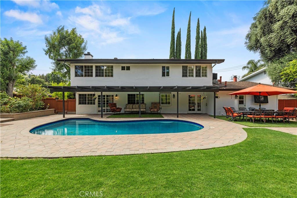 Photo of 5943 Salamea Avenue, Woodland Hills, CA 91367 (MLS # SR26111919)