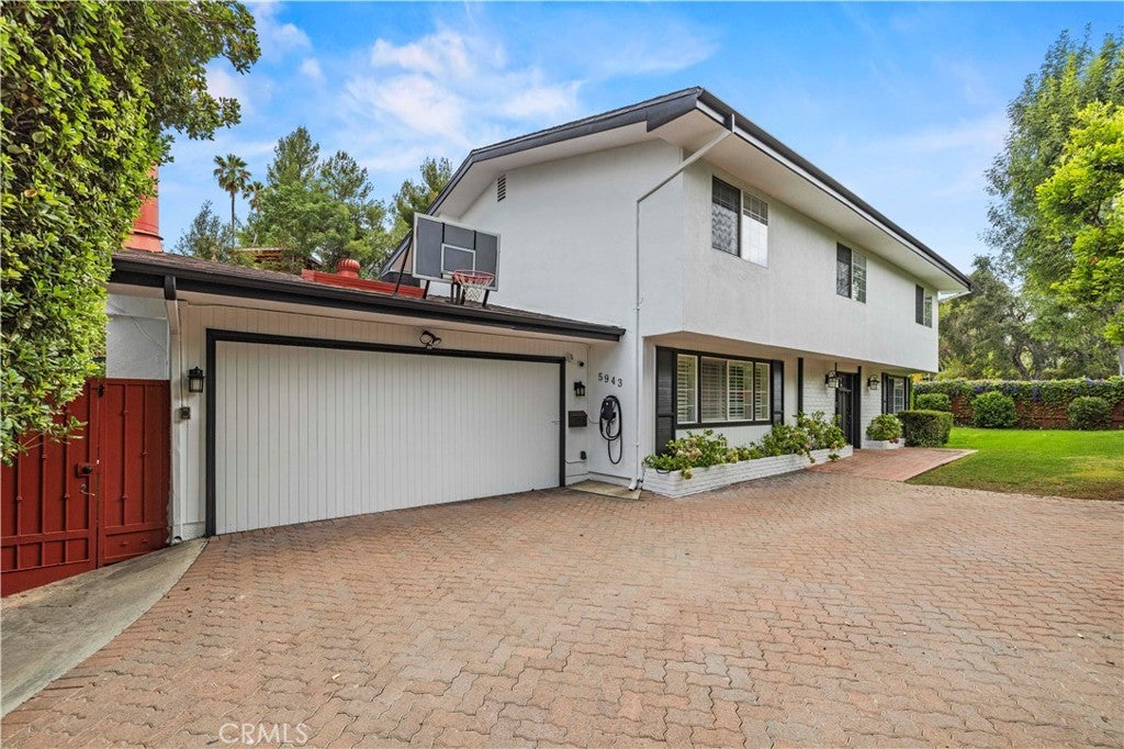 Photo of 5943 Salamea Avenue, Woodland Hills, CA 91367 (MLS # SR26111919)