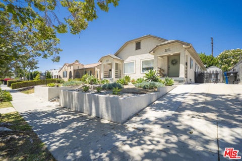 Photo of 1011 S Plymouth Boulevard, Los Angeles, CA 90019 (MLS # 26828853)