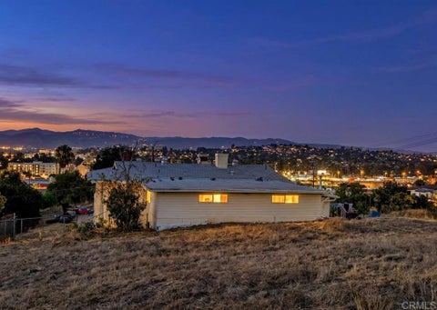 Photo of 925 Grand Court, Escondido, CA 92025 (MLS # NDP2608199)