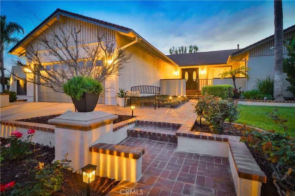 Photo of 2747 Granvia Place, Thousand Oaks, CA 91360 (MLS # SR25263795)