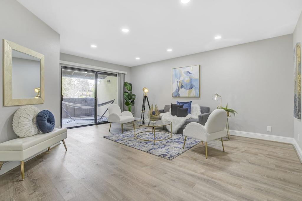 999 W Evelyn Terrace