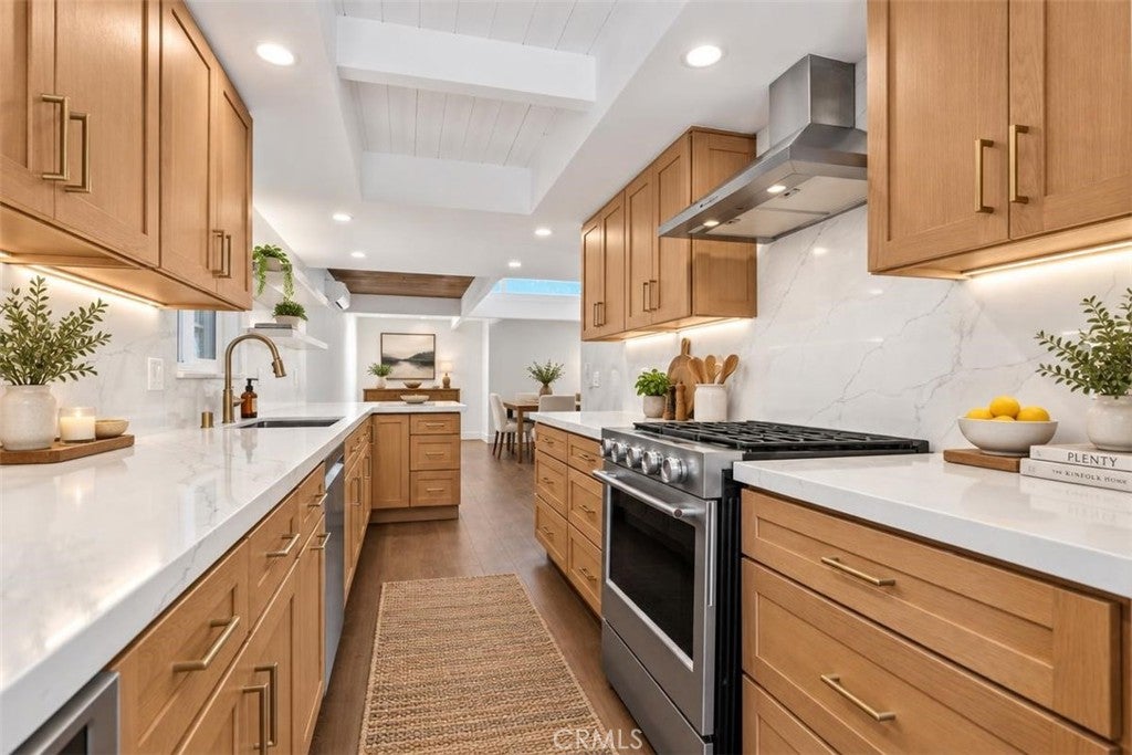 Photo of 319 62nd ST, Newport Beach, CA 92663 (MLS # NP26216801)
