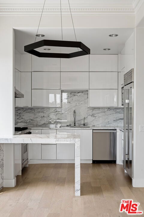 438 Arnaz Drive 106, Los Angeles CA 90048