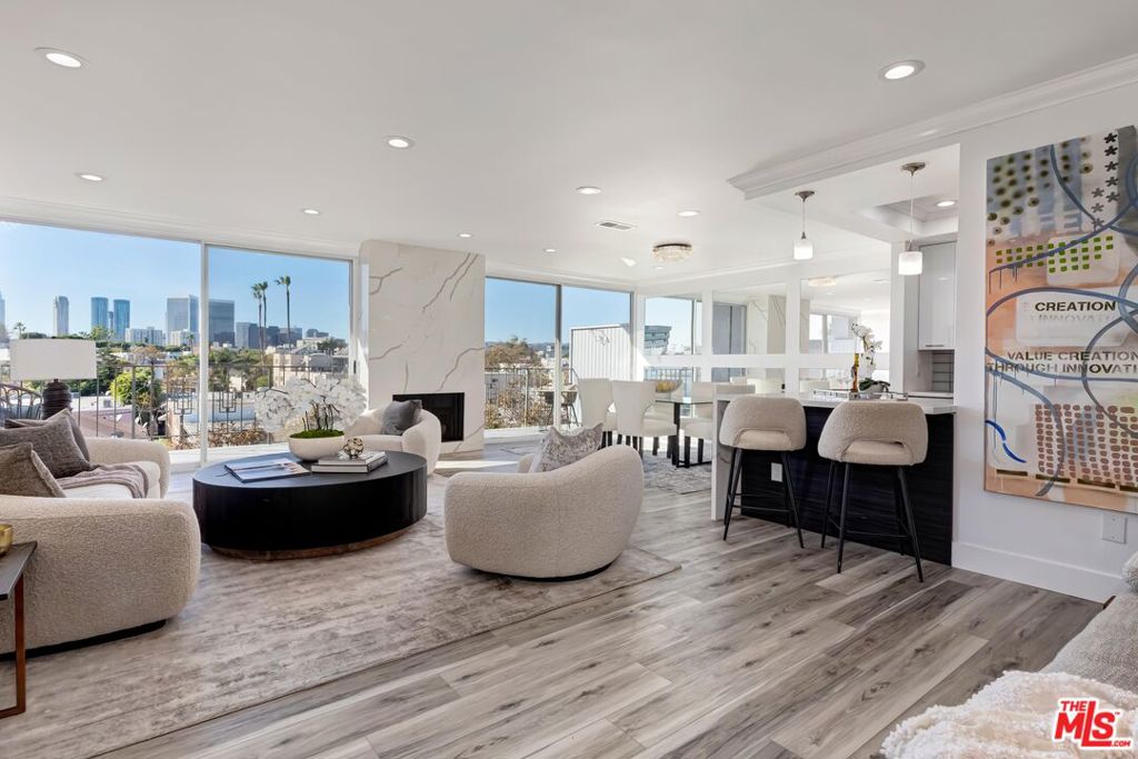 OPEN LIVINGROOM WITH VIEW OF CENTRUY CITY