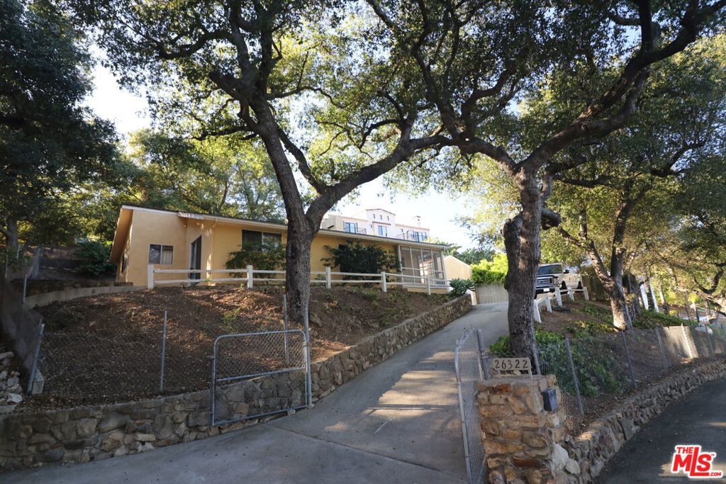 Photo of 26322 Ingleside Way, Malibu, CA 90265 (MLS # 25609503)