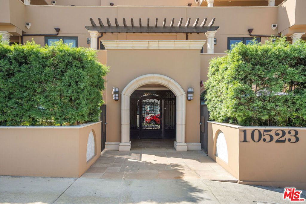 Photo of 10523 Ashton Avenue #301, Los Angeles, CA 90024 (MLS # 25593607)