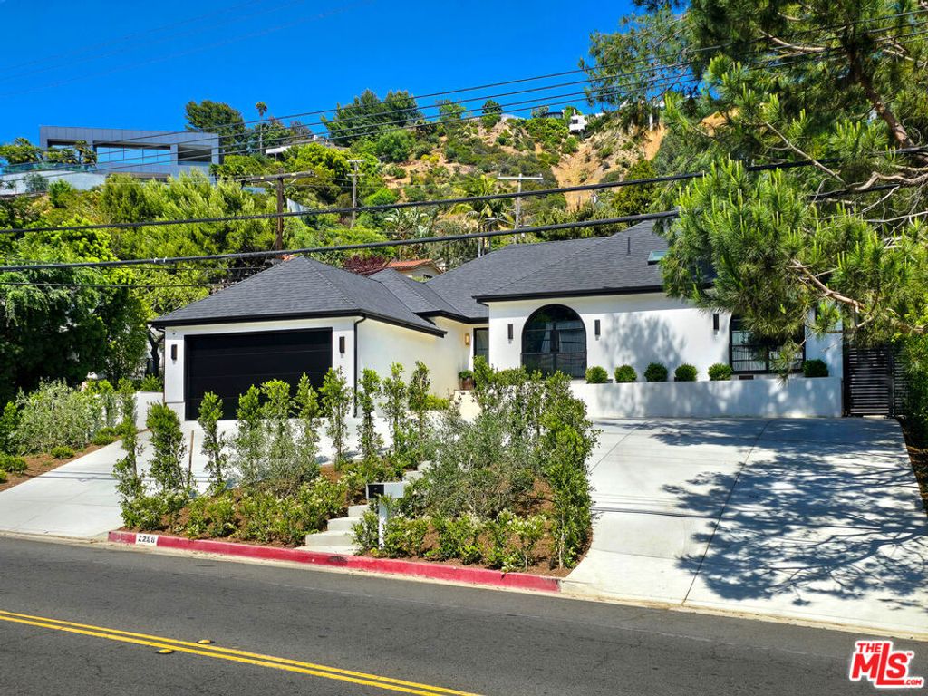 Photo of 2288 Coldwater Canyon Drive, Beverly Hills, CA 90210 (MLS # 26692161)