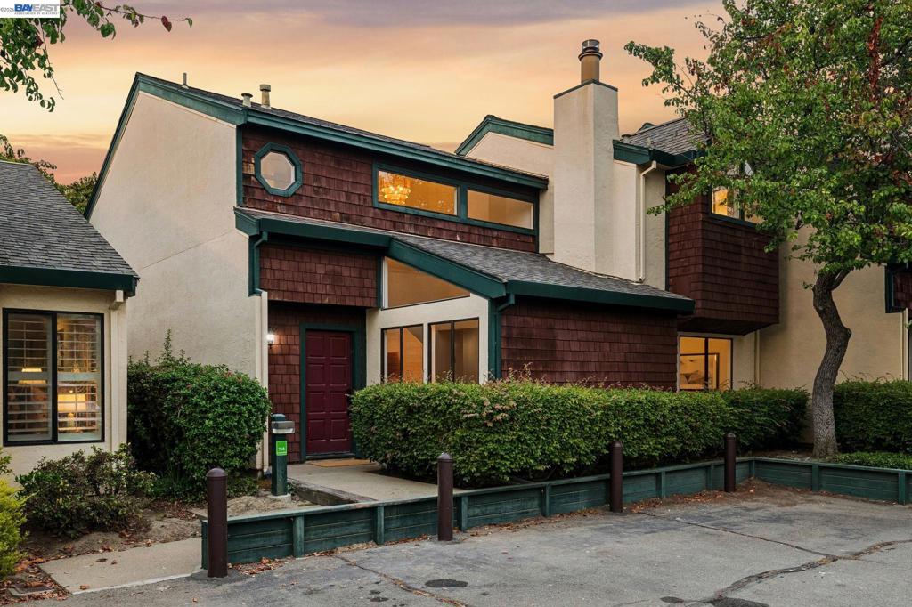 114 Lagunaria Ln
