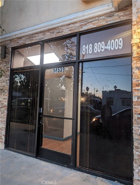 Photo of 14539 Archwood Street, Van Nuys, CA 91405 (MLS # SR25155011) Photo of 14539 Archwood Street, Van Nuys, CA 91405 (MLS # SR25155011)