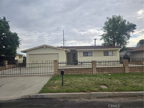 Photo of 25437 Edgemont DR, San Bernardino, CA 92404 (MLS # TR26225907)